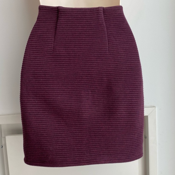 Wilfred free maroon super soft skirt.  Ribbed texture.  Size XXS. - Picture 2 of 4